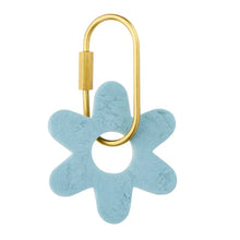 Load image into Gallery viewer, Kip Resin Flower Key Ring