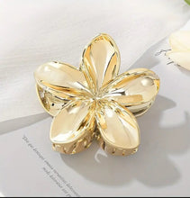 Load image into Gallery viewer, Gold Flower Hair Clip