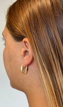 Load image into Gallery viewer, ROSE EARRING - GOLD