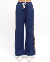 Load image into Gallery viewer, Side Detail Jean – Mid Wash