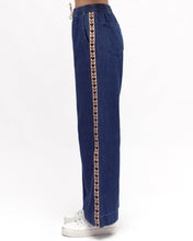 Load image into Gallery viewer, Side Detail Jean – Mid Wash