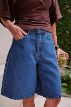 Load image into Gallery viewer, OLIVE BELTED DENIM SHORT/FRESH INDIGO
