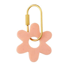 Load image into Gallery viewer, Kip Resin Flower Key Ring
