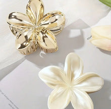 Load image into Gallery viewer, Pearl White Flower Hair Clip

