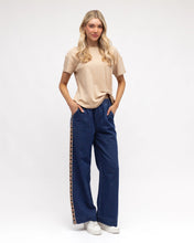 Load image into Gallery viewer, Side Detail Jean – Mid Wash
