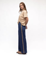 Load image into Gallery viewer, Side Detail Jean – Mid Wash

