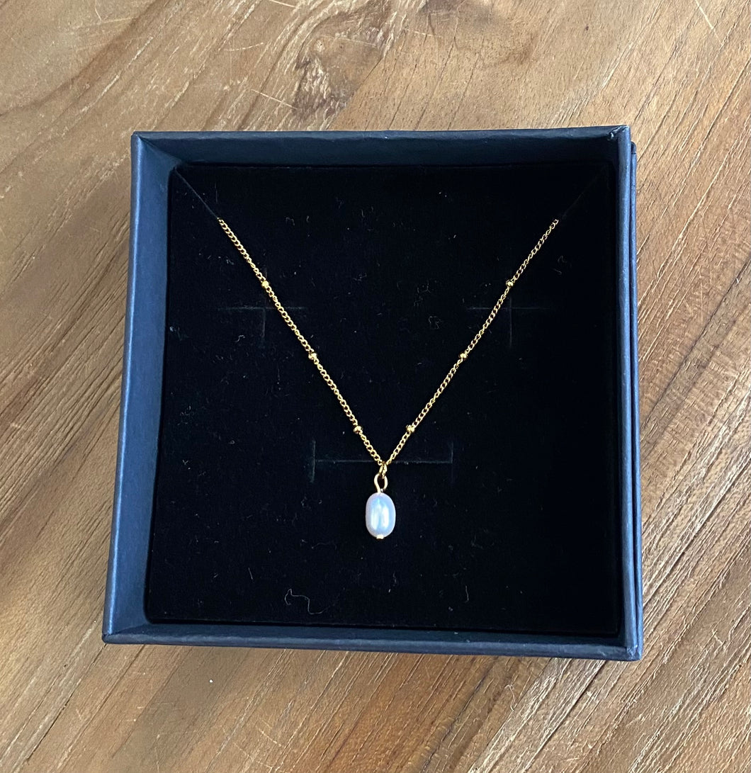 Elegant Pearl Necklace – 18K Gold Plated