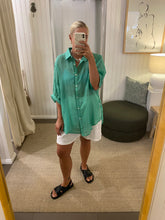 Load image into Gallery viewer, Worthier Linen Button-Up Shirt – Green
